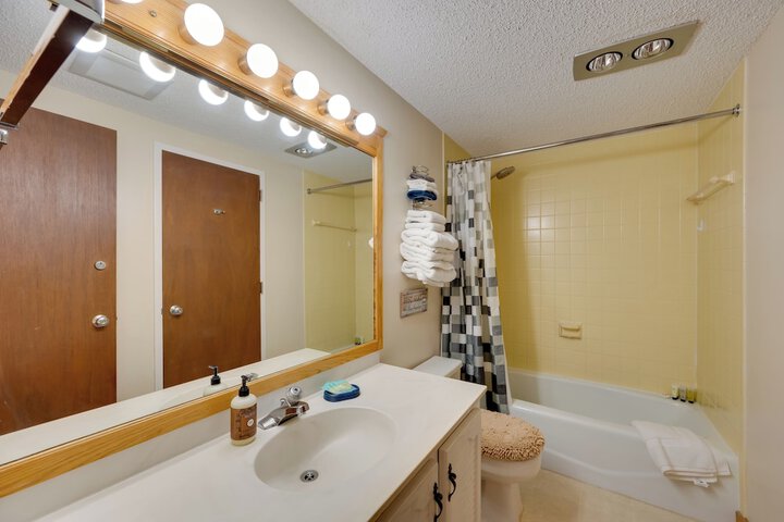 Close to Smuggs Lifts! Cozy Mountain-view Condo