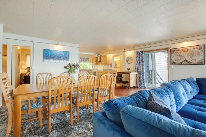 Waterfront Coos Bay Retreat w / Kayaks!