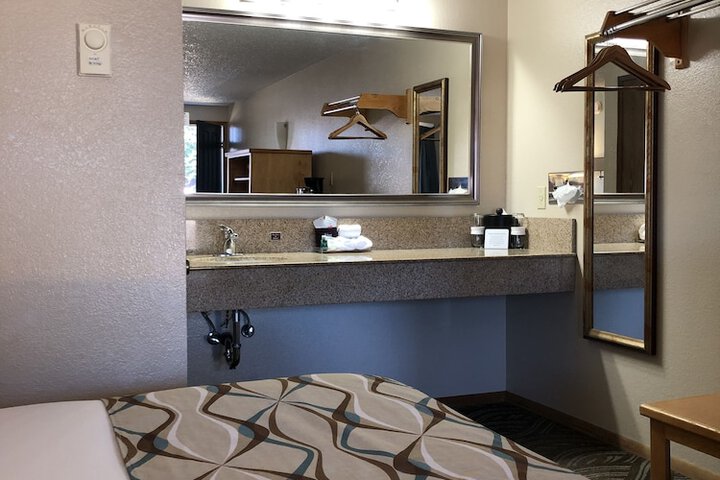 Super 8 by Wyndham Florence OR