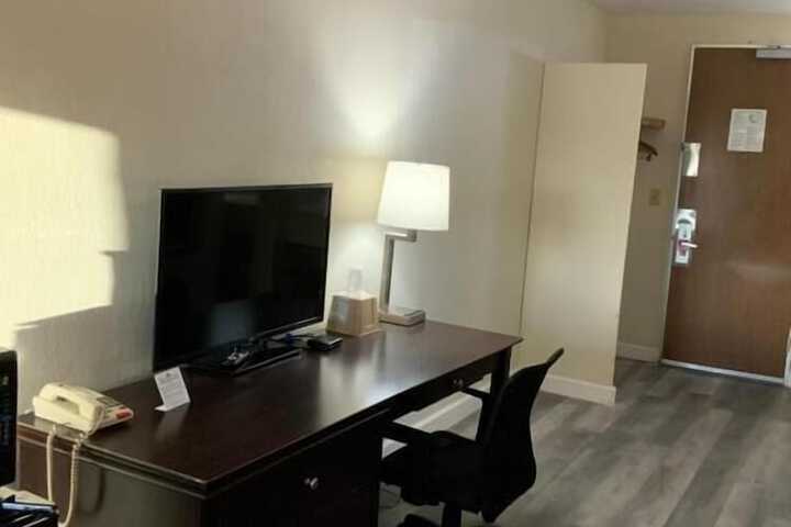 Perry Inn & Suites National Fairground I 75
