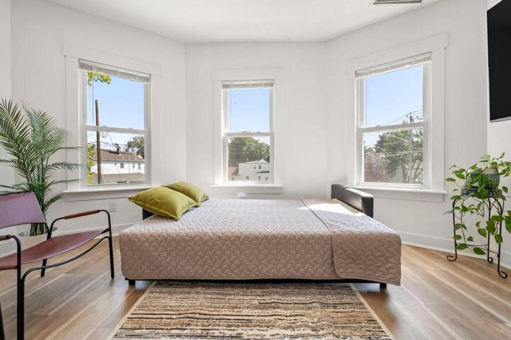 NYC Access 4BR Duplex Sleeps 10 Free Parking