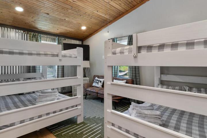 Spacious Cabin Near Hocking Hills and Caves with Hot Tub and Firepit