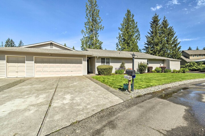 Spacious Family Home on Golf Course: Hike & Bike!