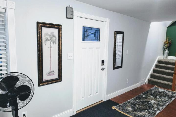 Nice house with private parking king bed fenced yard