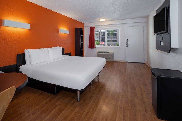 Room 20 of 33