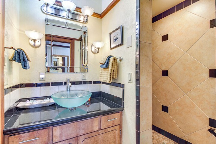 Enchanting Coos Bay Sanctuary w / Lush Views!