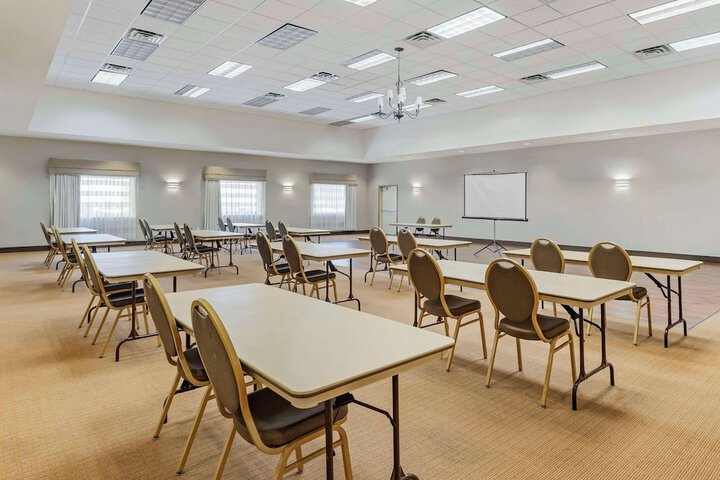 Sleep Inn & Suites Charles City