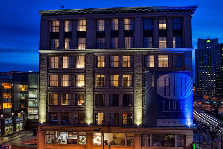 BLU-Tique Akron, a Tribute Portfolio Hotel