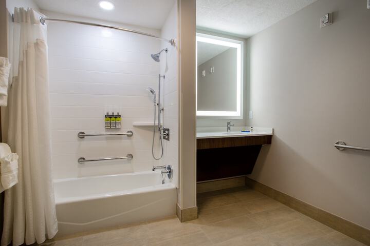 Holiday Inn Express & Suites Deland South by IHG