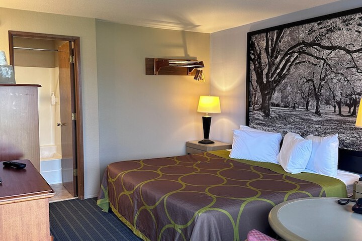Room 12 of 50