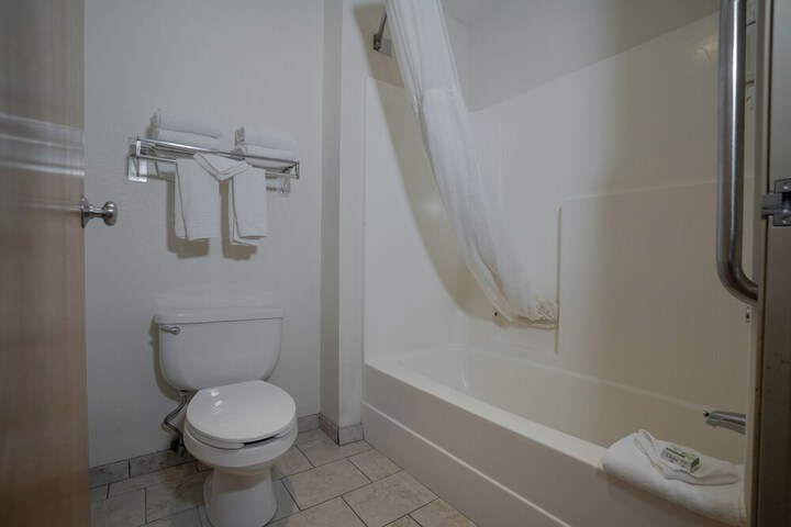 Room 12 of 28