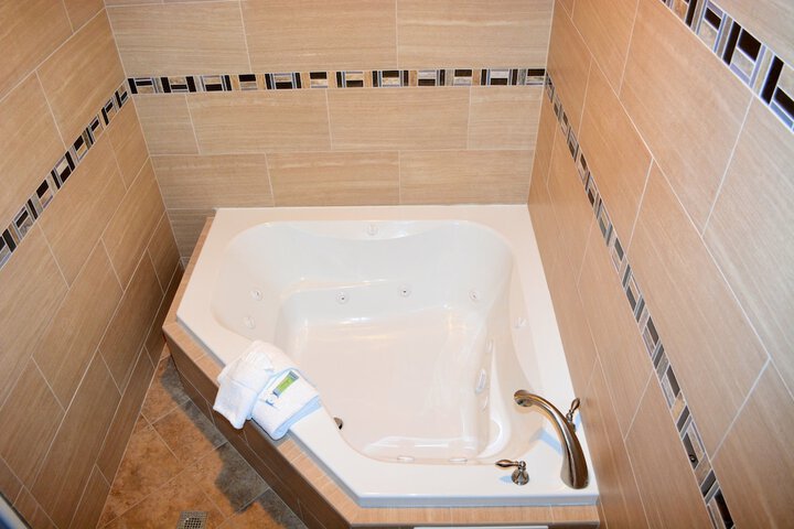 Hot Tub 55 of 65