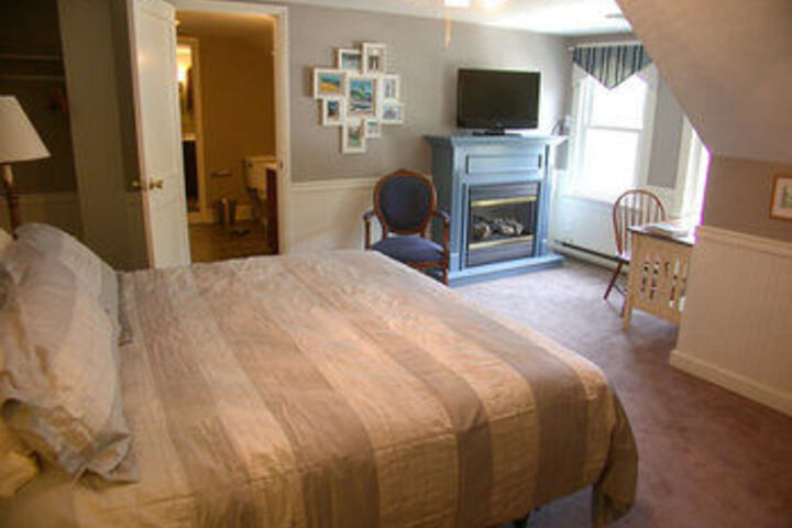 Mountaintop Lodge at Lake Naomi