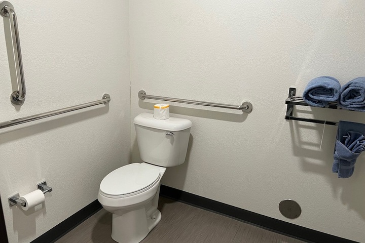 The Grove Inn & Suites