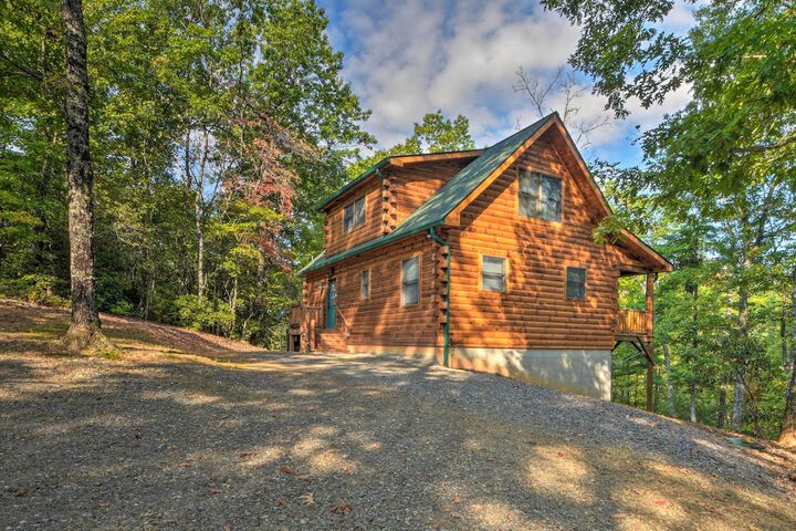 Secluded Cabin w / Deck 13 Miles to Downtown Murphy