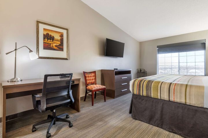 Country Inn & Suites by Radisson Watertown, SD