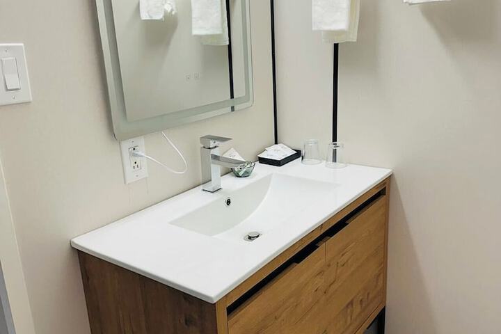 Room 6 of 9