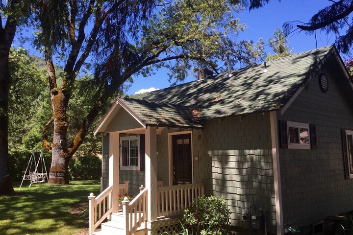 Romantic Rogue River Cottage Near Del Rio Winery