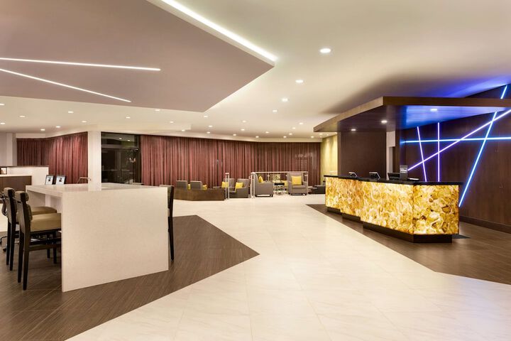 DoubleTree by Hilton Toronto Airport West