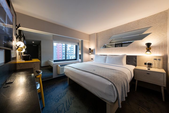 Room 33 of 94