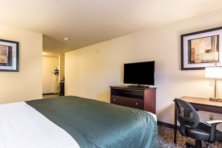 Cobblestone Hotel & Suites - Hutchinson