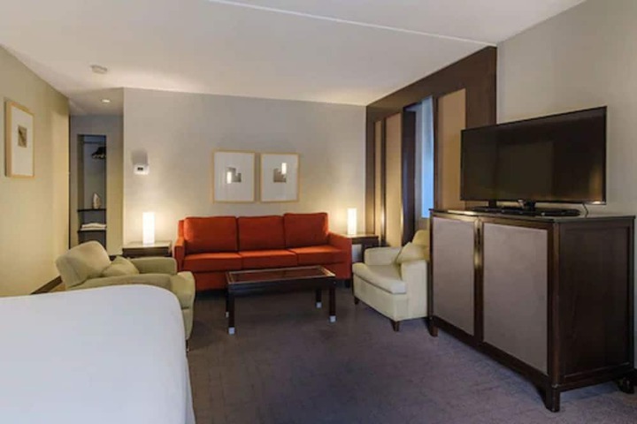 Room 10 of 38