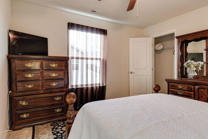 Spacious Home w / Fireplace - Near Golf!