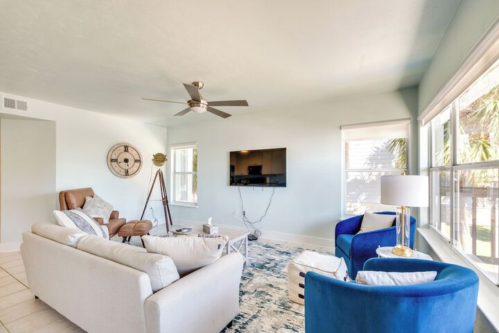 Cedar Key Condo w / Balcony & Gulf Views!