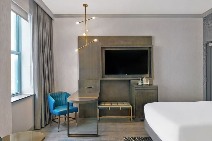 Room 13 of 38