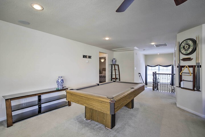 Luxe Home 30 Miles to Houston w / Pool & Grill