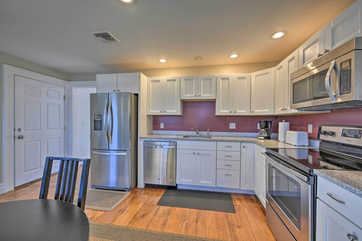 Bright Apartment - 1 / 2 Mi to Greenport Harbor!