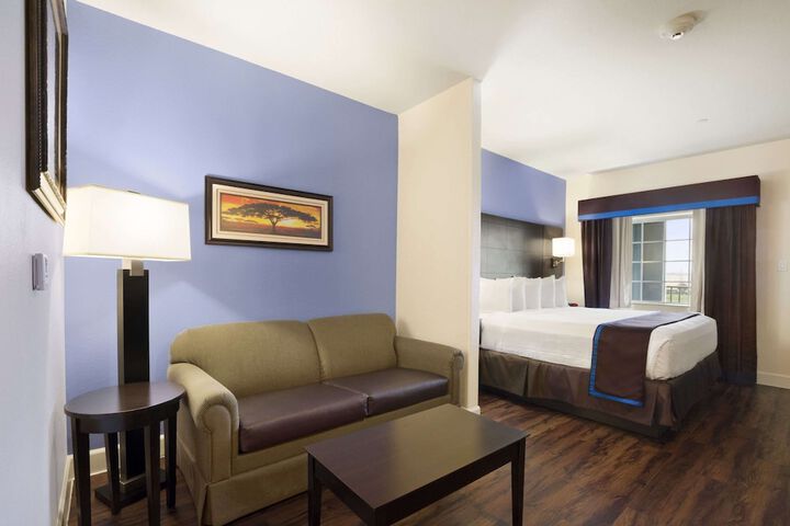 Days Inn & Suites by Wyndham Galveston West / Seawall