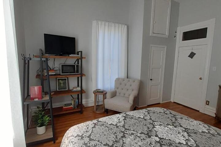 Queens Chamber w King Heavenly Bed at Nottingham Place in Wise