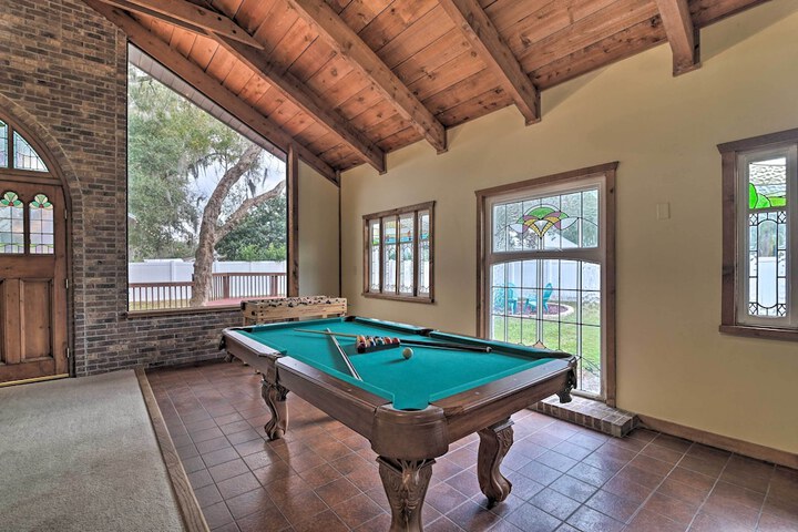 Grand Valrico Home w / Deck Fire Pit & Yard!