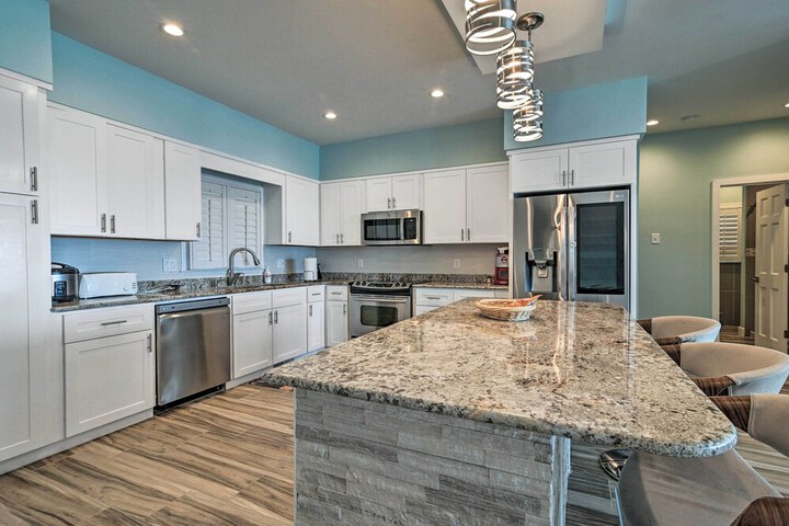 Luxurious Waterfront Home w / Private Pier & Views!