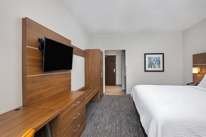 Holiday Inn Express & Suites Carrollton West by IHG