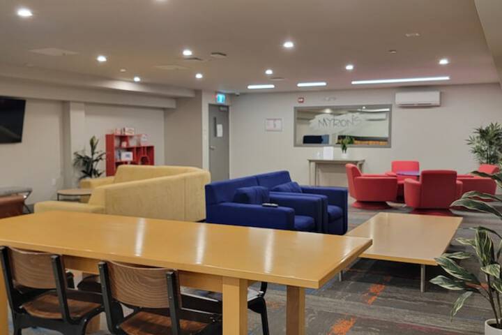 Lounge 13 of 15