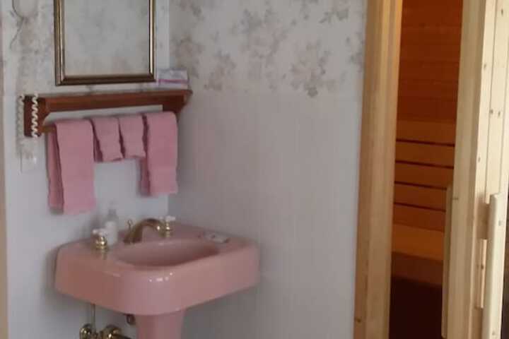 Chestnut Charm Bed & Breakfast