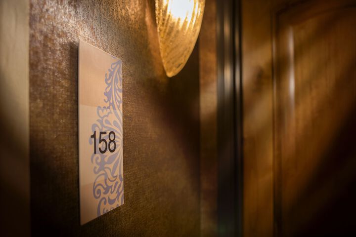 Room 42 of 143