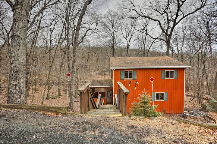 4 Mi to Tubing: Cozy Bushkill Cabin w / Deck!