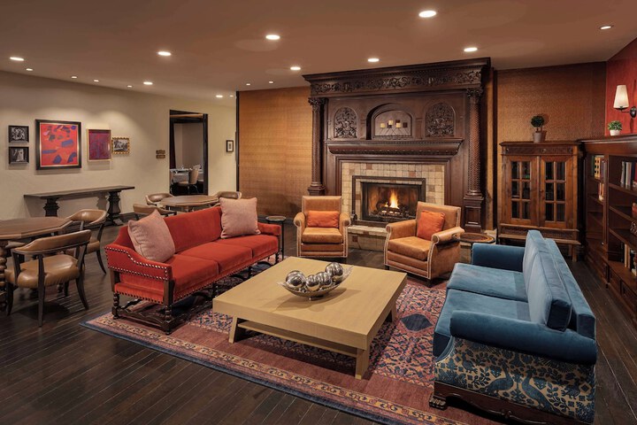 Lounge 128 of 148