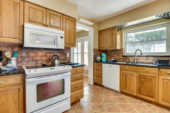 Lakefront Tavares Home w / Deck Patio & Dock!