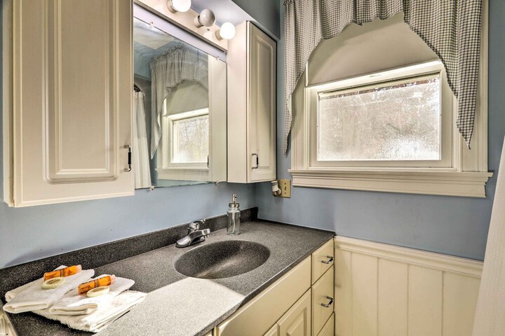 7 Mi to Downtown Providence: Quiet Apt in Seekonk