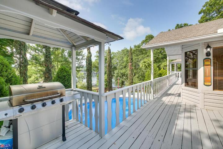 Private Pool: Lakefront Home in Hot Springs!