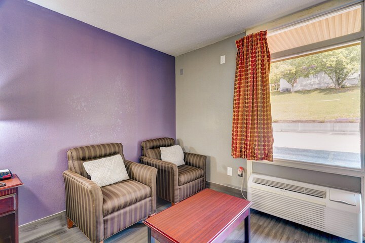 Room 11 of 28