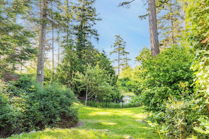 Penn Cove Overlook by Avantstay Cabin w / Views