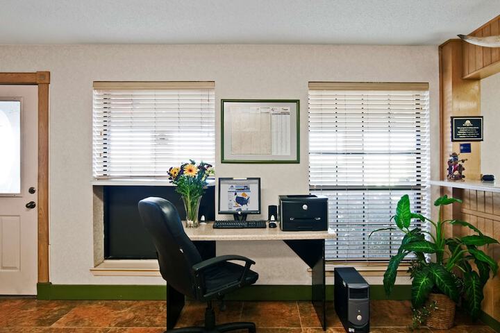 Business Center 23 of 23