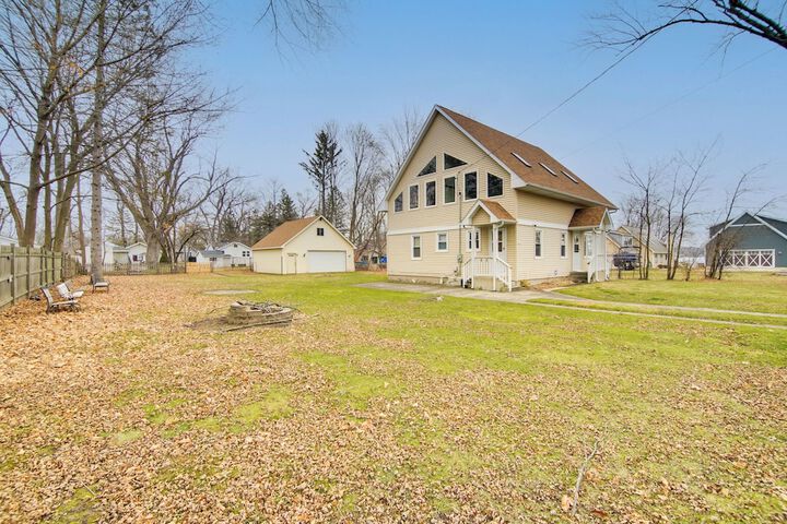 Twin Lakes Home - Walk to Lake Elizabeth!