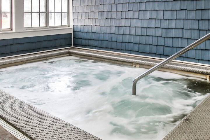 Clarion Hotel Mackinaw City Beachfront