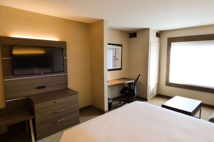 Holiday Inn Express & Suites Plymouth - Ann Arbor Area by IHG
